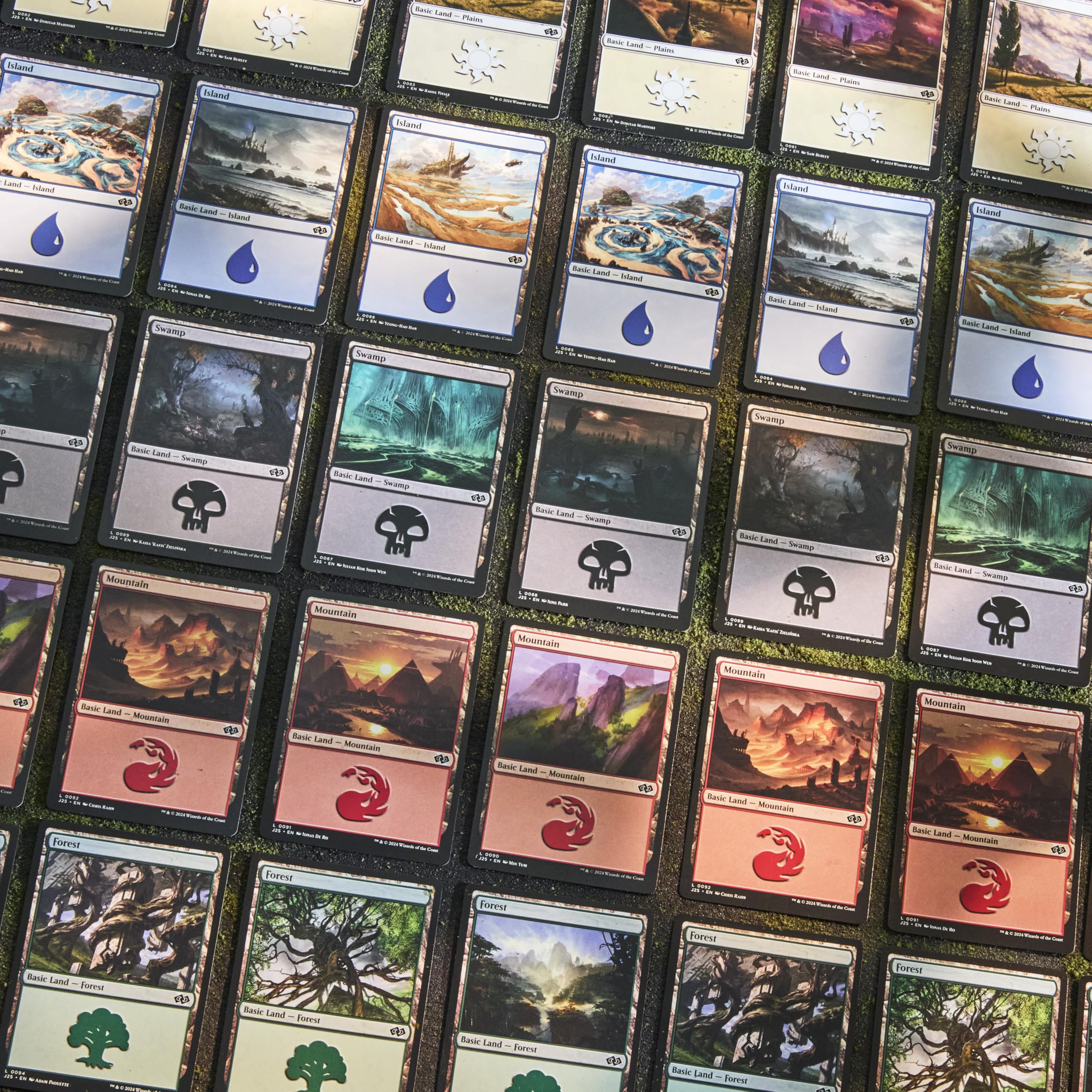Magic: The Gathering 2025 Land Station (400 Basic Land Cards)